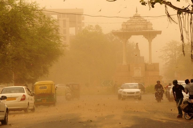 Badai Pasir Terjang India, 77 Orang Tewas