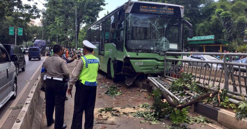 Bus Transjakarta Kecelakaan di Simprug, 1 Orang Tewas Tertimpa Pohon