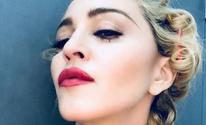 Met Gala 2018, Madonna Kenakan Aksesori Karya Rinaldy Yunardi