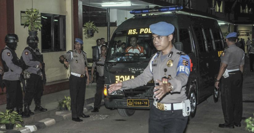 Keluarga Lepas Jenazah Aipda Denny di TPU Bantar Jati Jakarta Timur 