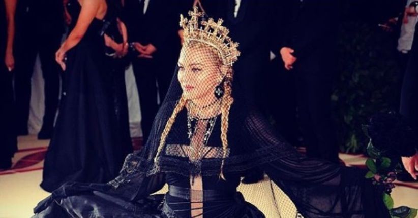Bertabur Kristal, Mewahnya Mahkota Madonna Rancangan Rinaldy Yunardi