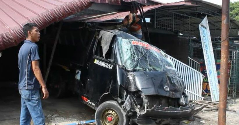 Diduga Sopir Mengantuk, Pikap Tabrak 3 Rumah dan 1 Angkot di Medan