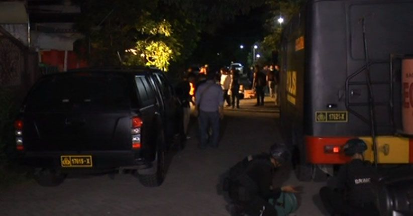 Warga Terus Datangi Lokasi Baku Tembak di Surabaya