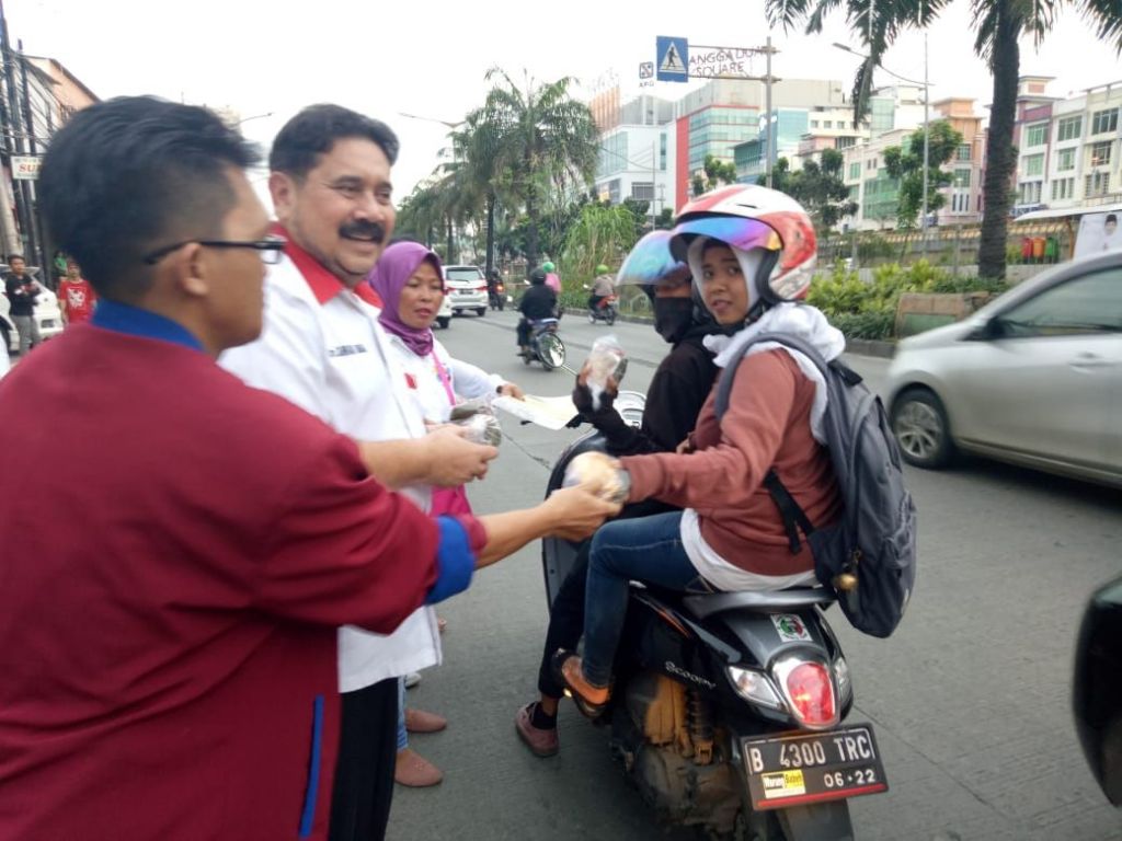 Partai Perindo Bagikan Paket Takjil di Pademangan, Pengendara Antusias