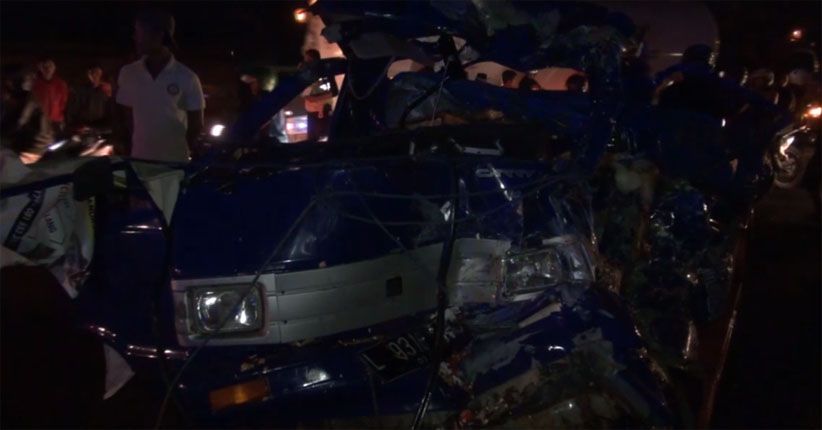 Ban Meletus, Suzuki Pikap Tabrak Bus di Jombang, Ibu dan Anak Tewas