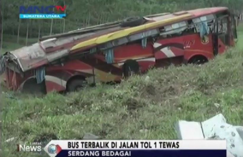 Bus Barumun Terguling di Tol Kualanamu, 1 Tewas dan Belasan Terluka