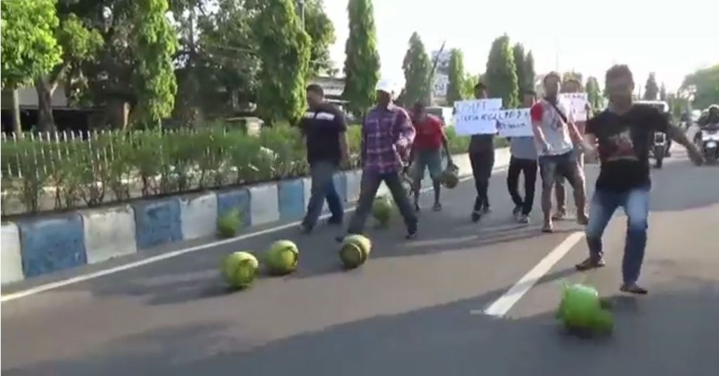 Kecewa Elpiji Langka, Warga Ponorogo Gelindingkan Tabung di Jalan Raya