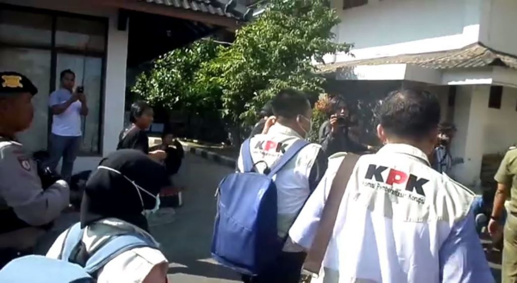 KPK Geledah Rumah Dinas Bupati Purbalingga, 2 Koper Diamankan