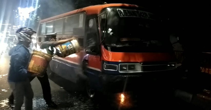 Bus Metromini Pengangkut Anak Yatim Terbakar di Jatinegara