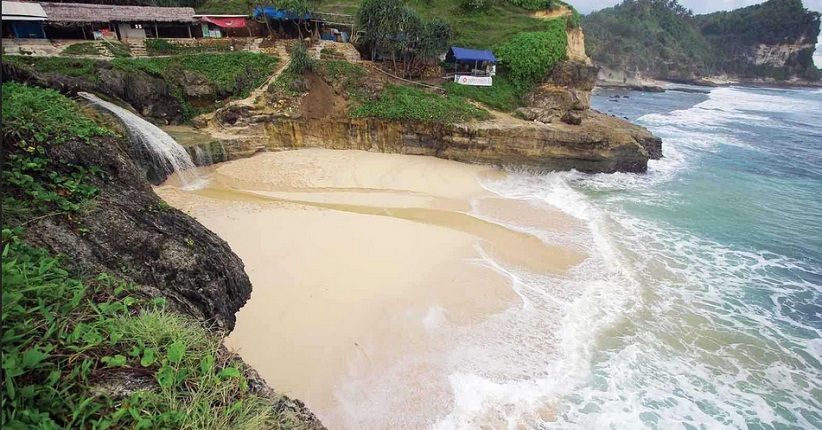 Mudik ke Pacitan, Eksplor Pantai Banyu Tibo yang Eksotis