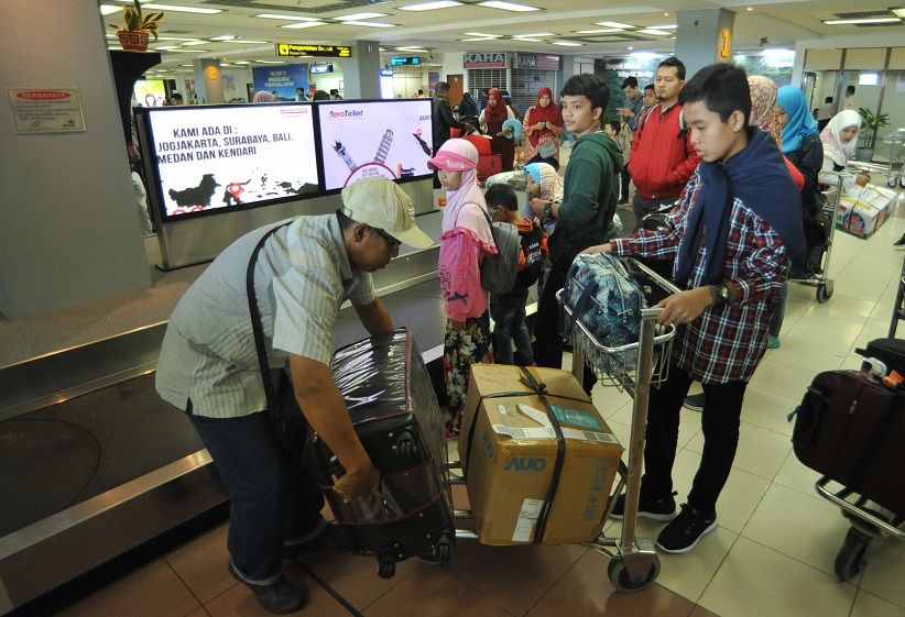 Tiket Pesawat Langka, Pemudik Luar Jawa Padati Bandara Juanda