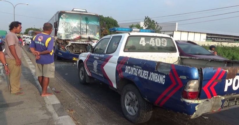 Bus Rombongan Pemudik Tabrak Truk dan Minibus di Jalan Raya Jombang