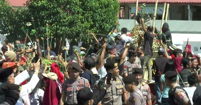 Grebeg Syawal, Ratusan Warga Berebut Gunungan Keraton Yogyakarta