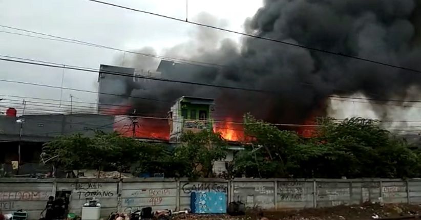 2 Jam Ditangani Damkar, Kebakaran di Tanah Tinggi Akhirnya Padam