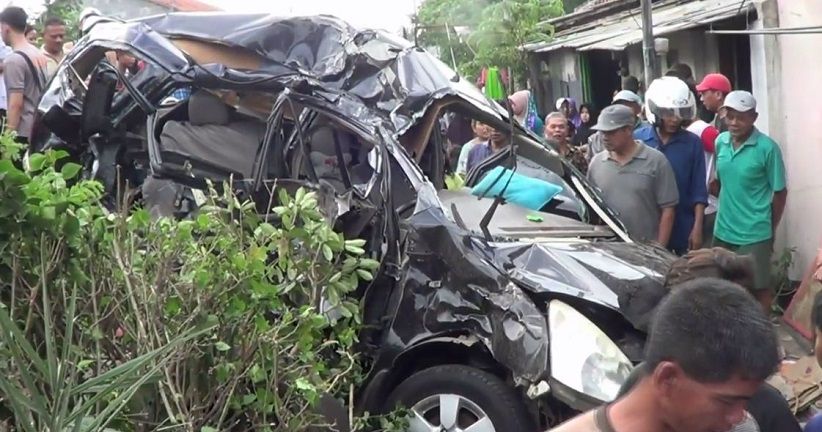 Mobil Berpenumpang Sekeluarga Tertabrak KA, 1 Tewas dan 2 Luka Berat