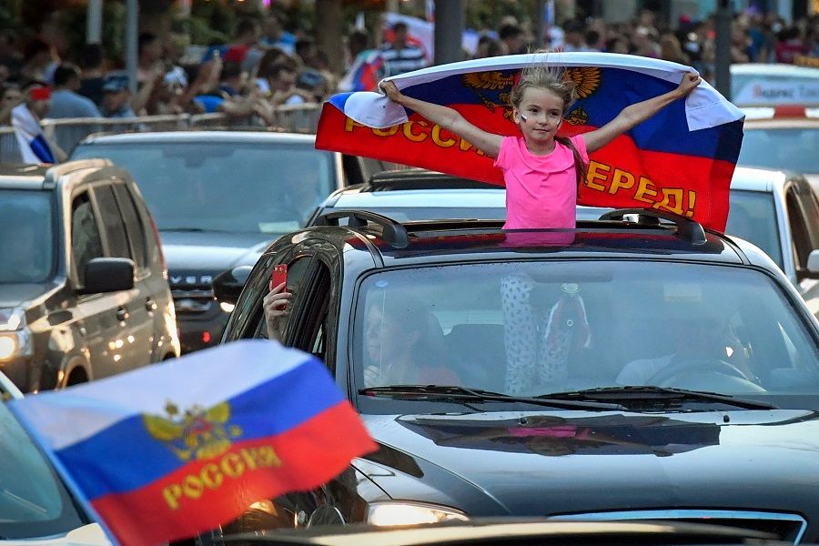 Suporter Rusia Rayakan Kemenangan Timnya di Jalan-Jalan Kota