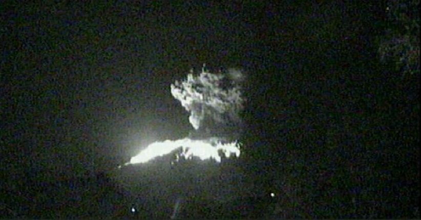 Gunung Agung Kembali Erupsi, Lontarkan Lava Pijar Sejauh 2 Kilometer