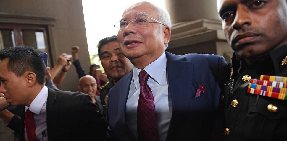 Dukungan Aktivis UMNO untuk Najib di Pengadilan: Allah Selamatkan Anda