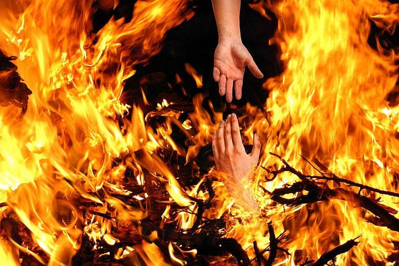 Tertangkap Hendak Mencuri Motor, Pria di Probolinggo Dibakar Massa