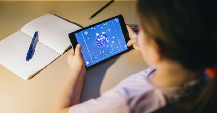 Sering Menatap Layar Gadget, Pembuluh Darah Mata Anda Bisa Pecah