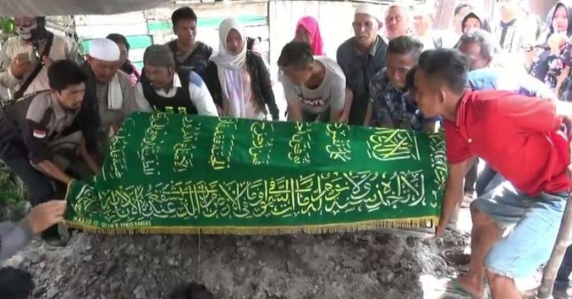 Korban Gigitan Ular King Kobra Akhirnya Dimakamkan Keluarga
