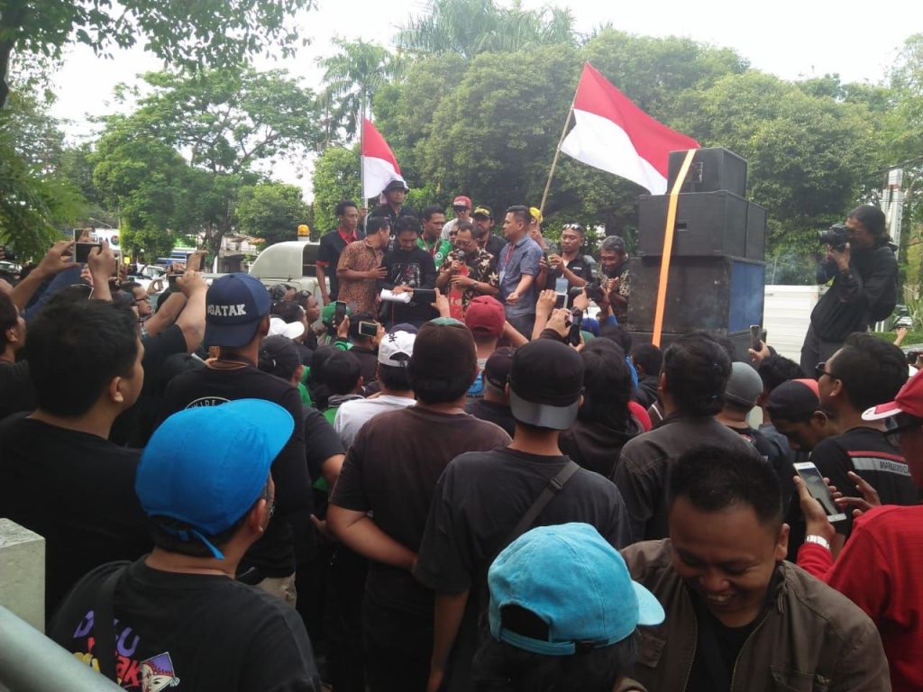 Tuntut Kenaikan Tarif, Ratusan Pengemudi Online Demo di Surabaya