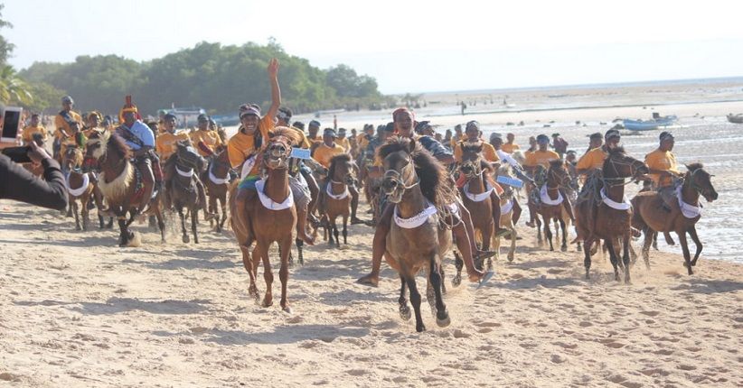 Pantai Walakiri Terlihat Eksotis karena Parade 1001 Kuda Sandelwood