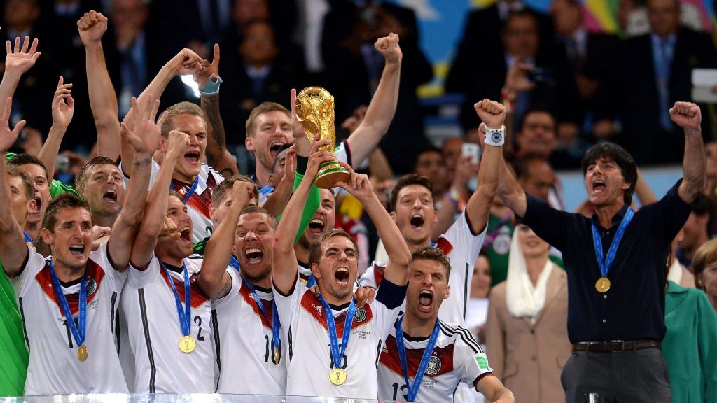 Sebelum Laga Final Trofi Piala Dunia Akan Dibawa Lahm dan Model Rusia