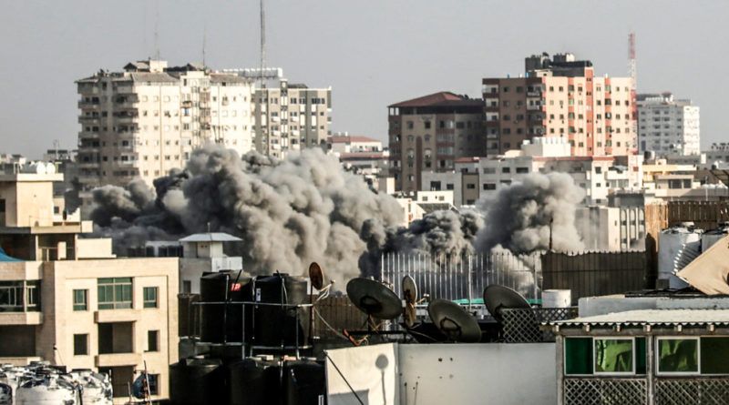 Bangunan di Gaza Diserang Bom, Pria Palestina dan Anaknya Tewas