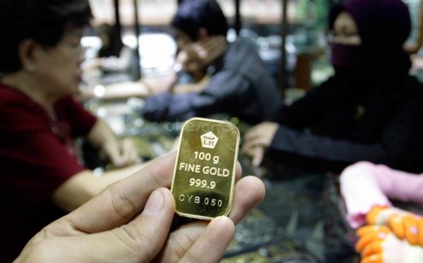 Harga Emas Antam Kembali Turun, Dijual Rp921.000 per Gram