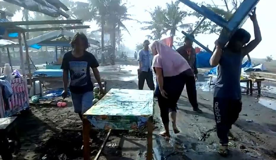 Gelombang Tinggi 6 Meter, Sejumlah Pantai di Kebumen Porak-Poranda