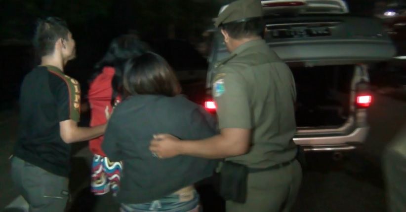 Terjaring Razia, 2 PSK Nekat Loncat dari Mobil Satpol PP