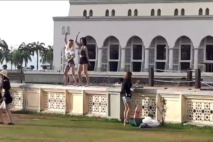 Masjid di Malaysia Dibuka Lagi bagi Turis Setelah Insiden Wanita Joget