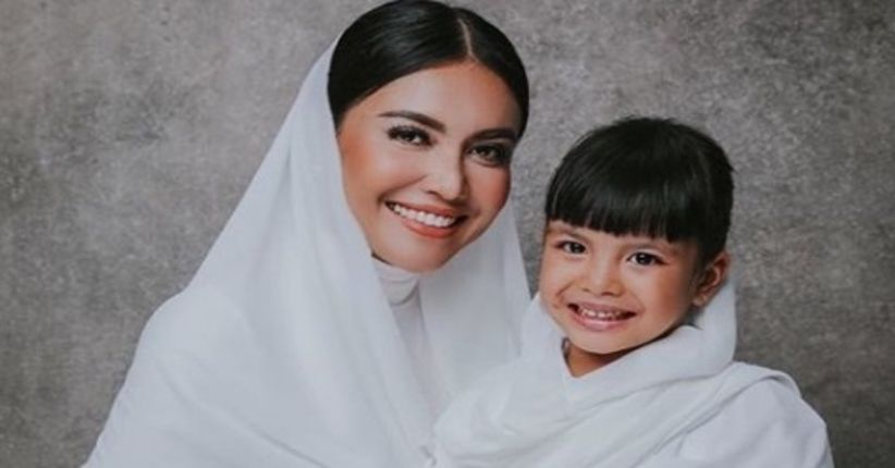 Shakira Kaget Rambutnya Rontok, Denada Tutup Kaca Wastafel Pakai Koran