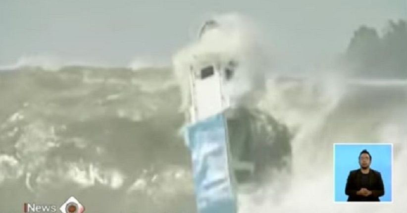 Mendebarkan, Kapal Terbalik Dihantam Ombak Ganas di Pantai Sorake Nias