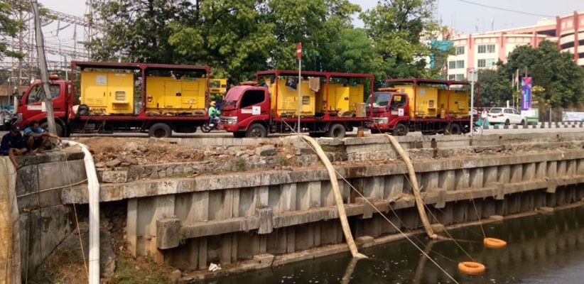 Belasan Mobil Pompa Dikerahkan untuk Kurangi Bau Menyengat Kali Item 
