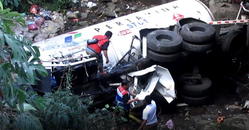 Truk Bermuatan Elpiji 18 Ton Masuk Jurang di Tabanan, 2 Orang Tewas