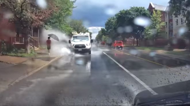 Sopir Kanada Dipecat Gara-Gara Cipratkan Genangan Air ke Pejalan Kaki