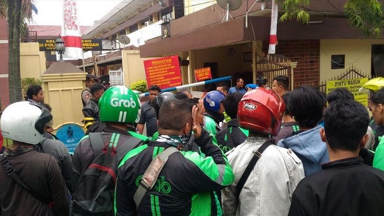 Ratusan Pengendara Ojol Geruduk Mapolrestabes Medan