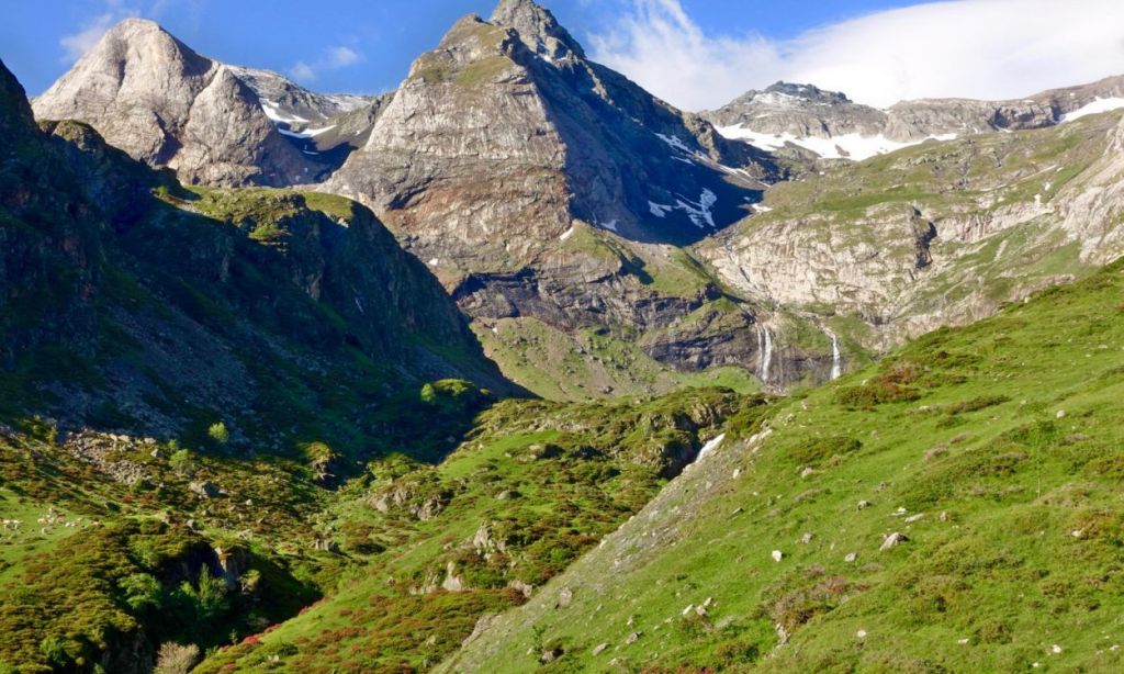 Pria Spanyol Terjatuh dari Ketinggian 300 Meter di Pegunungan Pyrenees