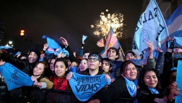 Senat Tolak UU Legalisasi Aborsi, Warga Argentina Histeris