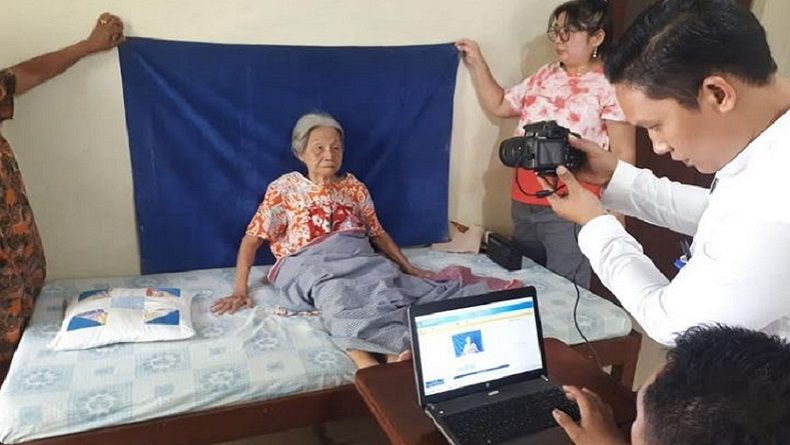 Lansia dan Orang Sakit di Surabaya Kini Bisa Rekam E-KTP di Rumah