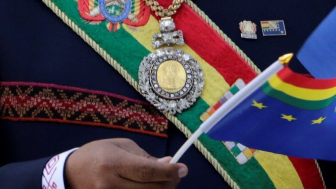 Medali Emas dan Selempang Kepresidenan Bolivia Dicuri dari Mobil