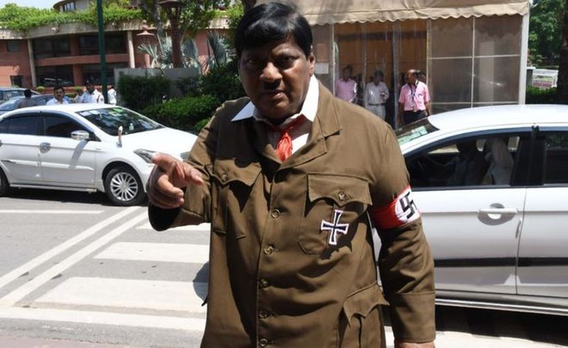 Protes PM India, Anggota Parlemen ke Kantor Pakai Seragam Adolf Hitler