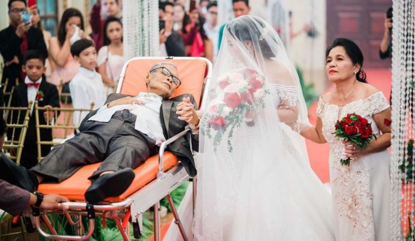 Mengharukan, Pengantin Penuhi Permintaan Terakhir Ayahnya yang Sakit