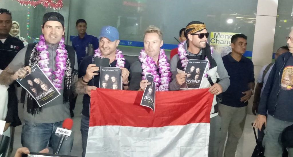 Tiba di Juanda, Boyzone Kenakan Blangkon dan Bentangkan Merah Putih