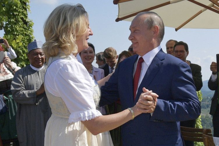 Heboh Fotonya Berdansa di Pernikahan Menteri Austria, Ini Kata Putin