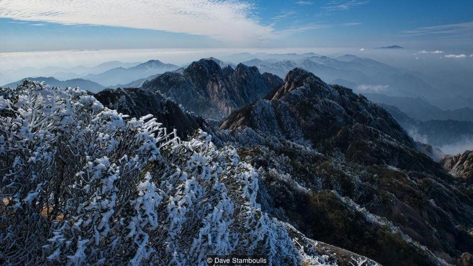 Ini Pegunungan Spektakuler di China yang Diselimuti Kristal Es