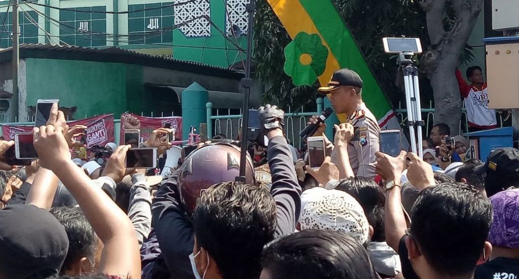 Polisi Akhirnya Bubarkan Aksi #2019GantiPresiden di Surabaya