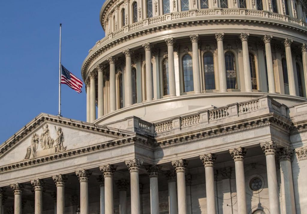 Cuma 2 Hari Pasang Bendera Setengah Tiang untuk McCain, Trump Dikritik